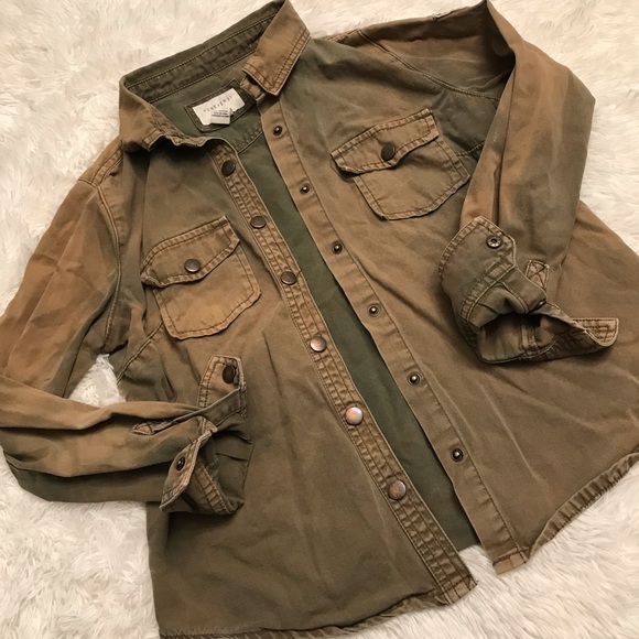 Forever 21 Tops - Forever 21 Women’s Army Green Button Up Shirt